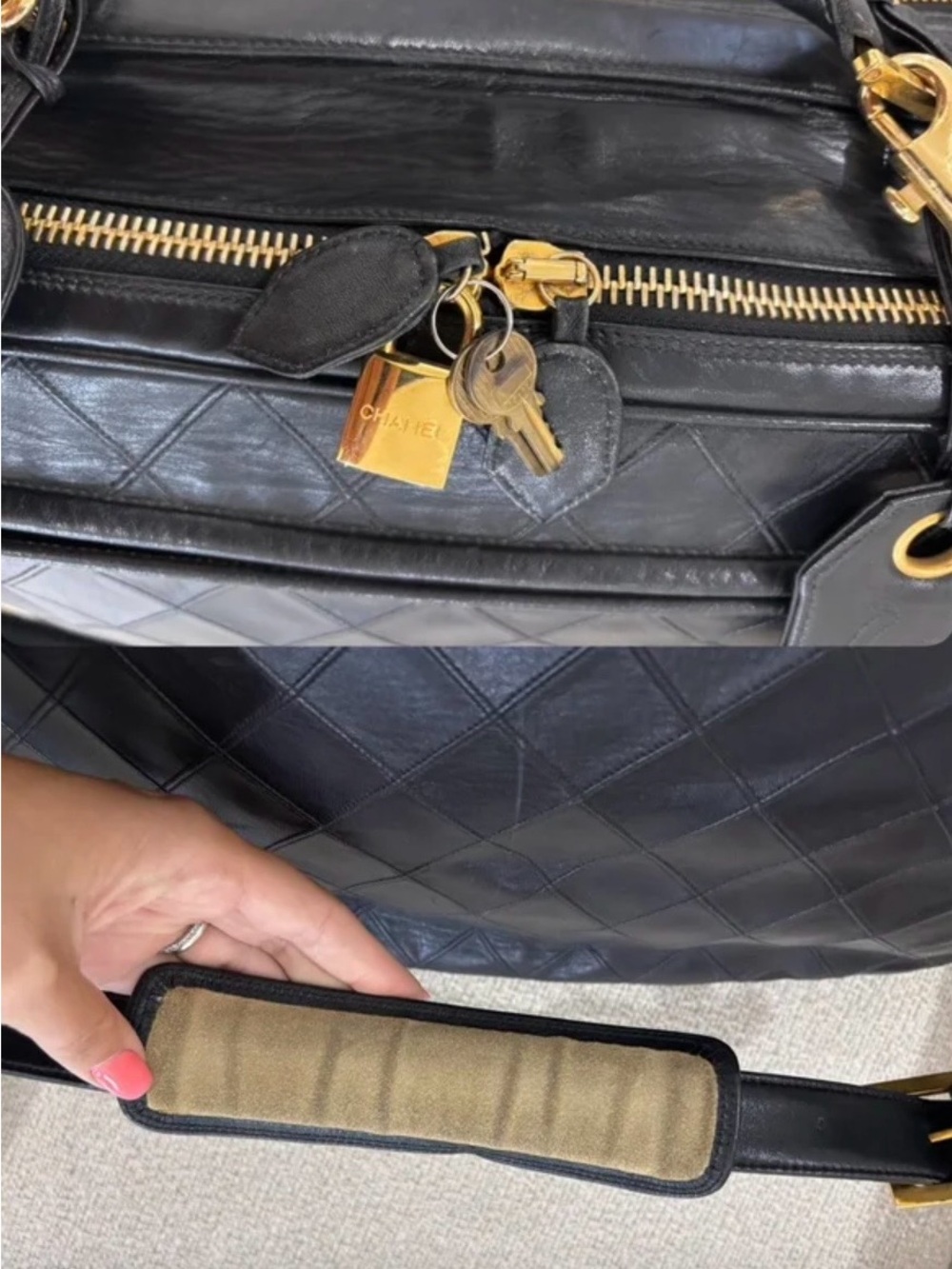 CHANEL Black Quilted Leather Shoulder Bag with Zipper - Picture 4 of 15